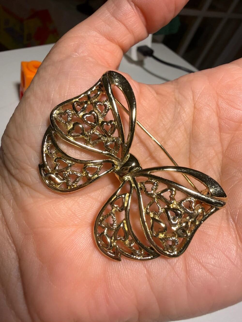 Vintage gold tone bow brooch 2”